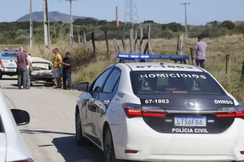 Um corpo foi encontrado dentro de um carro em Itaboraí