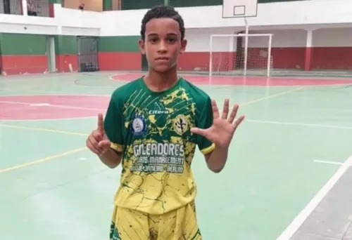 Thiago Flausino, de 13 anos, foi atingido enquanto estava na garupa de uma moto