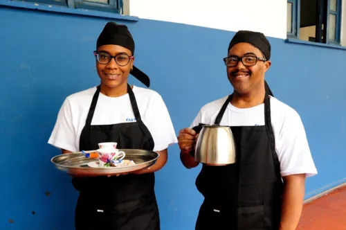 Cursos incluem opções como Auxiliar de Serviços Gerais, Auxiliar de Garçom, Auxiliar de Escritório, Auxiliar de Cozinha e Auxiliar de Cabeleireiro e Barbeiro, visando capacitar os jovens para uma variedade de campos profissionais