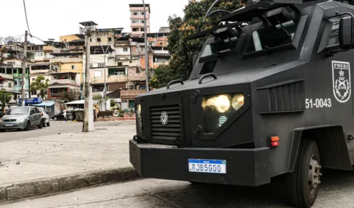 Blindado em frente ao Complexo da Maré, na Zona Norte do Rio