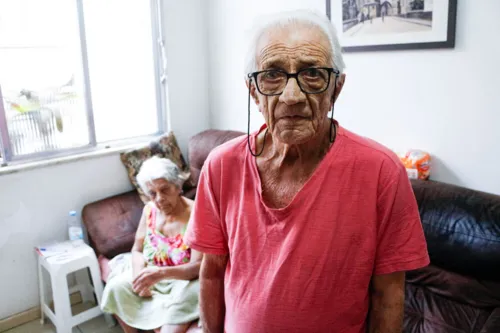 O casal Edymar Muscard, de 80 anos, e Claudio Muscard, de 83, mora no prédio há 10 anos