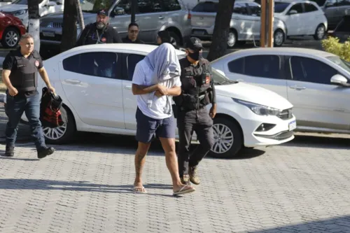 Um dos presos na operação sendo conduzido para a Cidade da Polícia