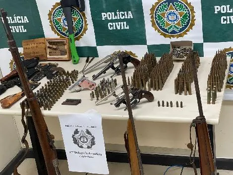 Além de armas, foi apreendida muita munição na casa do homem