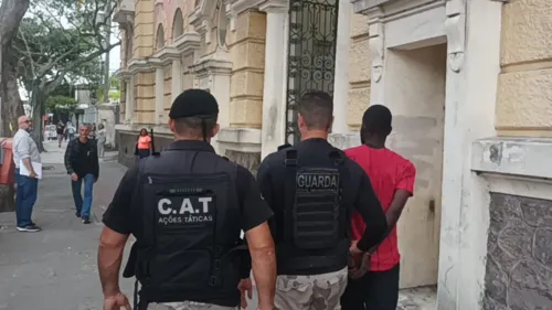 Aos agentes, ladrão contou que havia comprado o portão