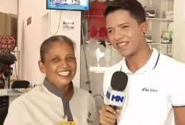 Mãe que viralizou na web ao ver o filho estreando como repórter na televisão ganhou uma moto zero quilômetro