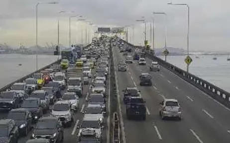 Trânsito lento na pista sentido Niterói, na Ponte Rio-Niterói