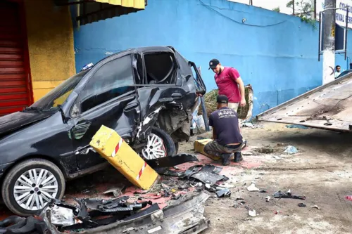 Carro foi atingido quando estava parado ao lado da pista