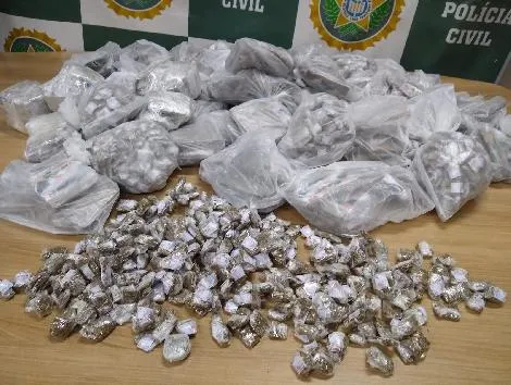 Segundo a polícia, a mulher estava com mais de 11 quilos de maconha