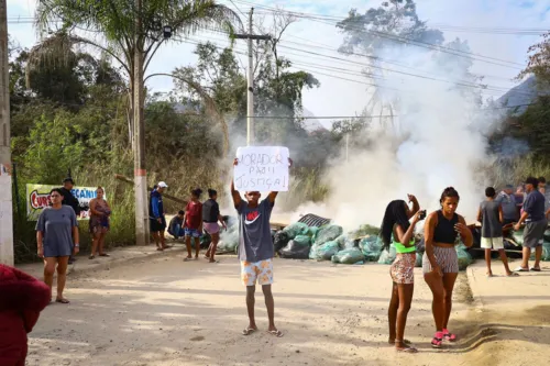 Moradores realizam protesto pela morte de Djalma Azevedo