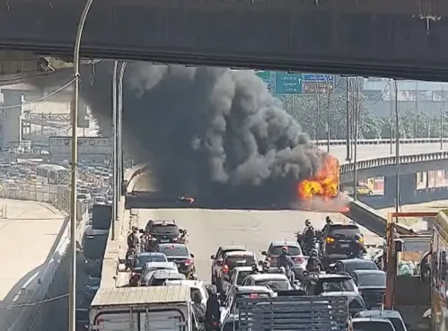 A pista foi interditada por conta do incêndio