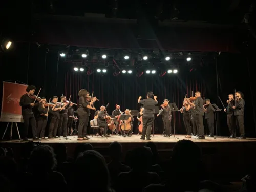 Orquestra reúne 23 músicos profissionais formados na comunidade