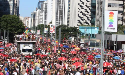 Os trios elétricos desceram a Rua da Consolação em direção ao centro da cidade