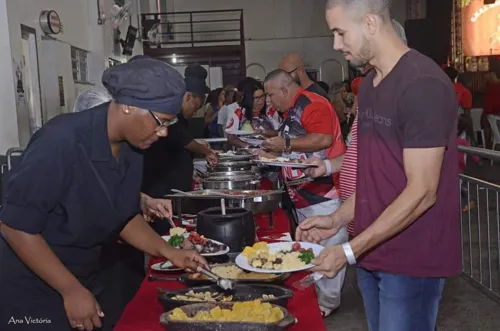 A feijoada será servida das 13h às 17h