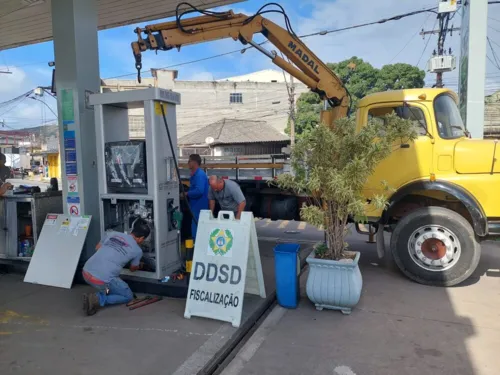 Policiais recolheram as bombas de combustível em posto no Porto da Pedra