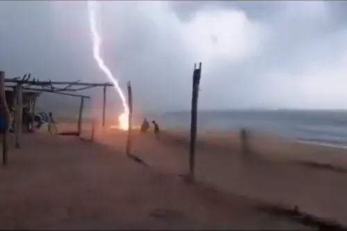 Raio atingiu duas pessoas na praia