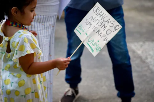 A pequena Luiza Passeri, de 5 anos, irá ficar sem tratamento a partir de 2 de outubro