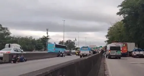 Pessoas abandonaram os carros e deitaram na pista para se protegerem