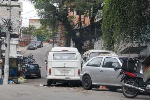 Os veículos fazem o transporte de moradores  para a comunidade