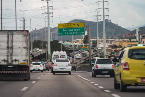 Um dos serviços é a limpeza de drenagem no viaduto dos Democráticos