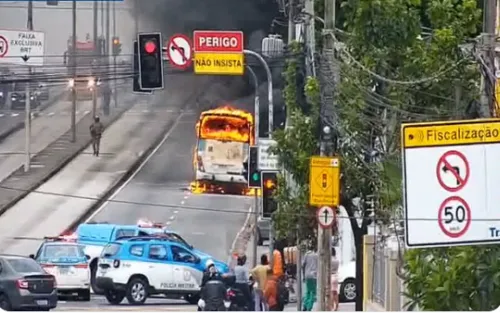 PM encontrou três corpos dentro de um carro na Rua Dr. Jaime Marques