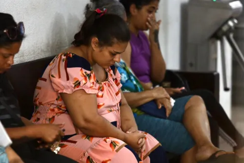 Cláudia foi ao IML acompanhada de familiares