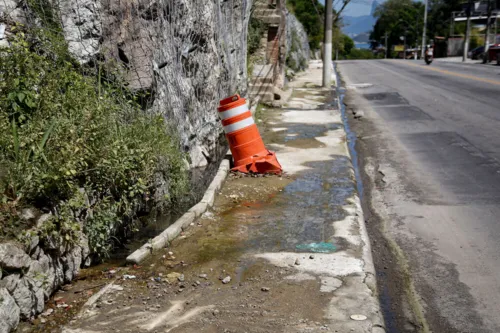 Esgoto tomou conta da calçada