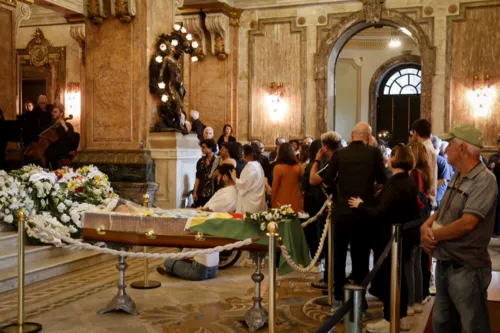 O velório acontece no Theatro Municipal, no Centro do Rio