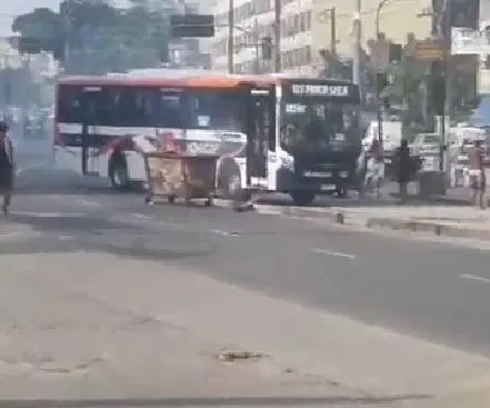 A Rua Cândido Benício também foi fechada para uma manifestação.