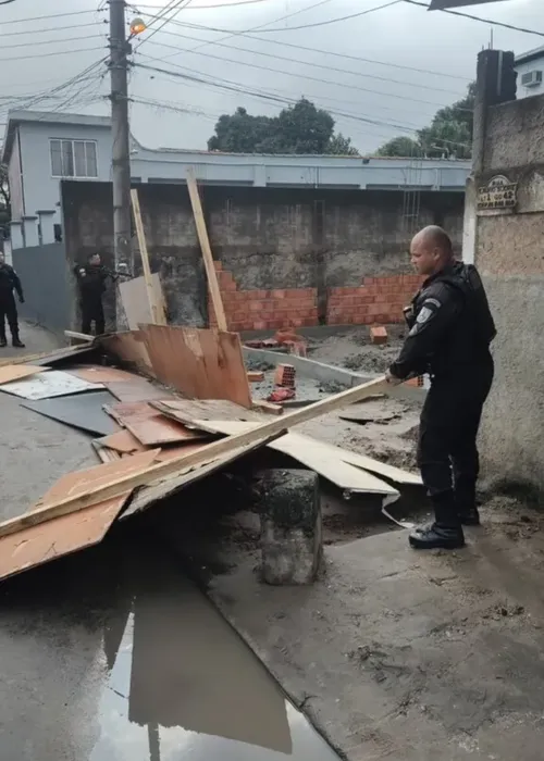 Construção foi derrubada por agentes do 15º BPM