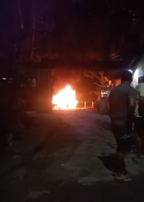 O veículo, conhecido como Caveirão, da Polícia Militar, foi atingido por coquetéis molotov e acabou incendiado