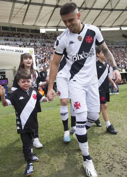 O menino entrou no campo com Gabriel Pec