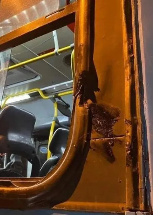 Ônibus com a janela destruída após o acidente