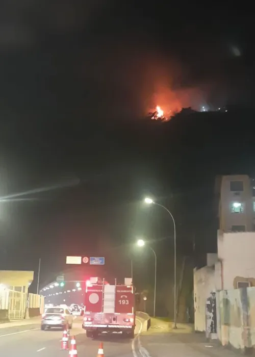 Bombeiros estão atuando no local para combater o fogo