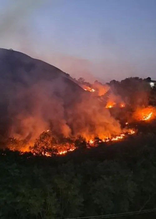 Incêndio começou por volta das 18h