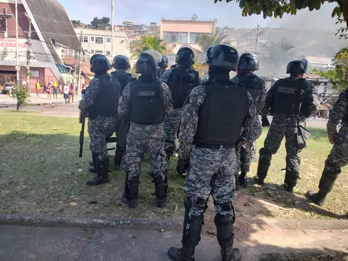 Policiais atuam no local