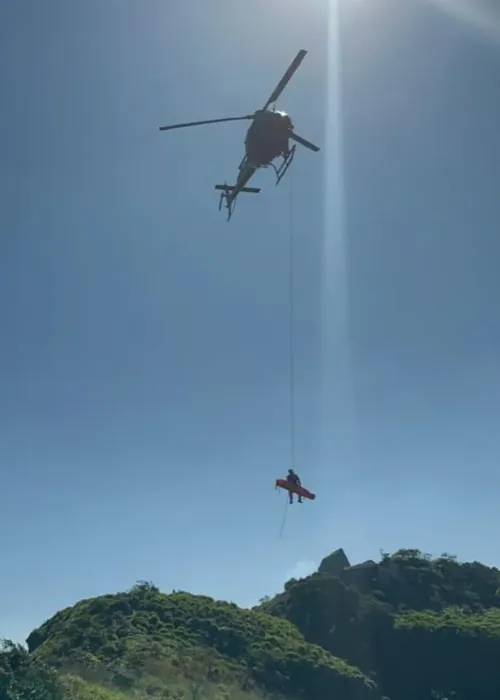 Bombeiros usou helicóptero para resgar a idosa