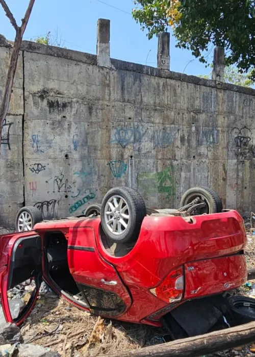 Na manhã deste sábado (23), o veículo ainda estava no local