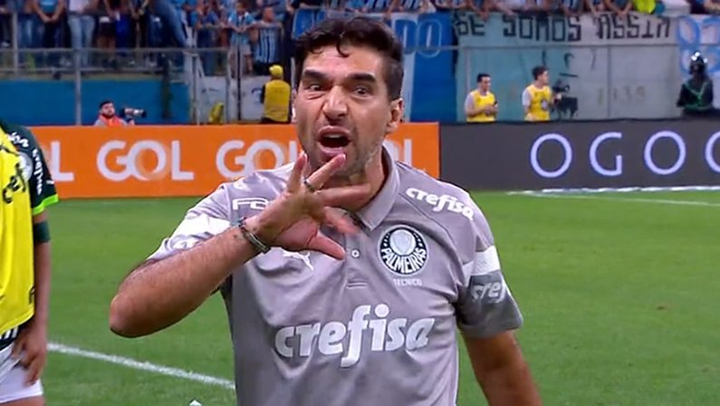 Auxiliar de Abel protesta contra arbitragem em Palmeiras x Corinthians - SBT