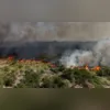 Bombeiros estão no local para controlar o incêndio