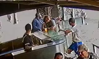 Imagem ilustrativa da imagem Imagens mostram morador de rua sendo morto a pauladas no Rio
