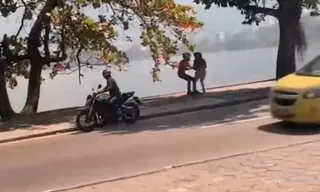 Imagem ilustrativa da imagem Vídeo: homem tem moto e celular roubados em plena luz do dia no Rio