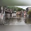 Imagem ilustrativa da imagem Após temporal, rio transborda e rua de Niterói vira 'piscinão'