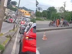 Vídeo: acidente entre motos fecha RJ-106 nos dois sentidos