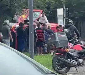 Ônibus bate em ambulância na Zona Oeste do Rio; vídeo