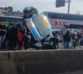 Van capota e fica sobre carro na Avenida Brasil; vídeo