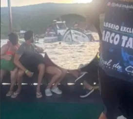 Barco com 30 turistas afunda na Região dos Lagos; veja o vídeo