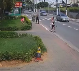 Vídeo: homem tenta sequestrar criança da mão de babá