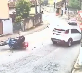 Impressionante: PM bate em carro durante perseguição