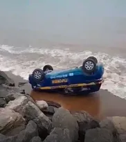 Imagem ilustrativa da imagem Aluna de autoescola capota carro e vai parar no mar; vídeo