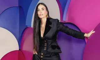 Imagem ilustrativa da imagem Demi Moore surpreende ao divulgar imagens de nova personagem; veja